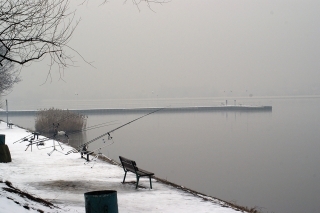 Ako vidno, jazero Rybnik má 
v obľube veľa kaprárov aj v zime.