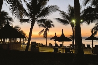 Plážový bar „U papagája“ pri západe slnka.