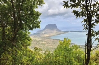 Výhľad z Ebony Forest na Le Morne a Indický oceán.