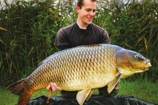 Takmer 28-kilový šupináč ulovený počas ranných hodín, len 2 metre od brehu.