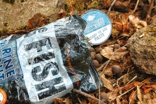 Toto boilies sa skladá z kvalitných komponentov a drvených Marine Halibut peliet. Je veľmi mastné a vďaka olejom priam čaruje.