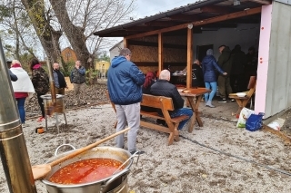 Chutné jedlo rozvoniavalo po celom okolí rybníka.