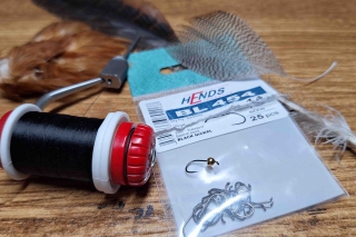 Materiál: háčik Hends BL 454 veľkosť 14, čierna viazacia nitka, zlatý tungsten 2,5 mm, pierko z bažanta, skalp zo sliepky hnedý, zlatý drôtik, pierko z divokého káčera.
