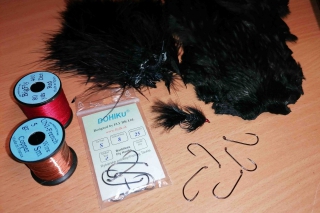 Materiál: háčik S 8 Dohiku, čierne marabu, čierna sliepka, zlatý drôtik, čierna nitka, čierny páví dabing, oranžová hlavička 3,8 mm.