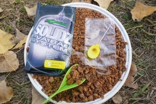 Nadrveným boilies praktickou naberačkou naplníme 100 % rozpustné PVA vrecko Solidz.