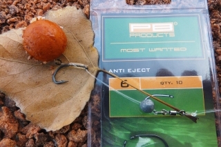 Na prvú montáž volíme super ostrý Anti Eject hook od PB uviazaný D-spôsobom na jemnom 15 lb fluorocarbóne.