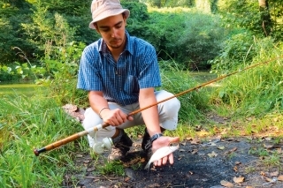 Radko, ten sa v tých pleskáčoch snáď vyžíva. Rád by však dostal na breh aj nejakého kapra, no nedarí sa.