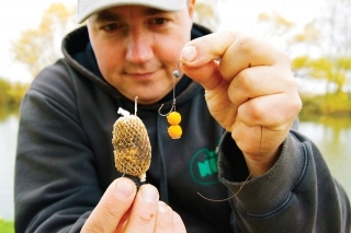 18. PVA pančušku navlečieme boilies ihlou na pripravený nadväzec.