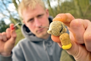 4. Malý PVA balíček na nadväzci znižuje vzdialenosť, ale znižuje aj riziko zamotania nadväzca. Pripojte k vášmu nadväzcu čo najmenší PVA balíček a sledujte, kam to celé spadne. Nie je to o hádzaní na dlhé vzdialenosti, ale o tom, že sa vám celý systém nezamotá a o to niekedy ide viac.