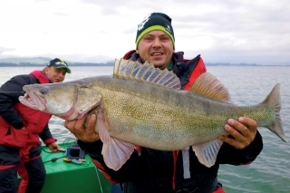 Najväčšia ryba víkendu. Zubáč 92 cm sa podaril poľskému tímu magazíénu Wiadomosci Wedkarskie.