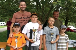 Zľava: Marek Gergel - 2. miesto, sponzor Ľubomír Žabčík, Jakub Kriška - 1.miesto, Filip Sopúch - 3.miesto, Miroslav Michalčík a Matúš Hiner.