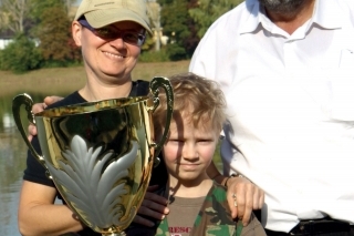 Matúš s maminou Monikou a vedúcim DRK Jaroslavom Helerom po prvých pretekoch.