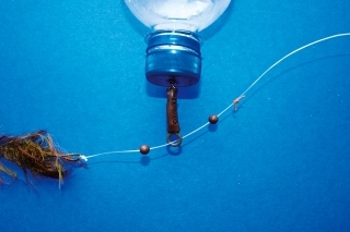 Koráliky zabránia tomu, aby fľaštička prekĺzla cez zarážkový uzol. Silikónovou zarážkou sa môže nastaviť aj hĺbka.
