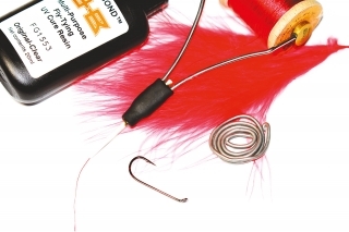 Materiály:
Strímrový háčik, červená viazacia niť, červené marabou, olovený drôtik, UV lak a lampa.