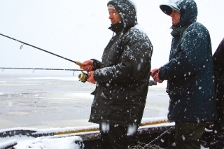 Pri zimnom rybolove je dôležité kvalitné oblečenie. Okrem toho, že dbáme o svoje zdravie, dokáže rybačku spraviť aj pohodlnejšou.