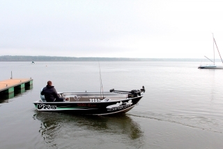 VX4,5 je ideálny na oravské vlny. Testovali sme na ňom novú Hondu 50HP čo je však už dosť veľa na taký ľahký čln.