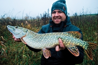 Táto šťuka bola ulovená na pomerne hlbokej vode pri pomalom ťahaní stĺpcom. Je vidieť, že vibrácie nástrahy šľuku veľmi lákajú.