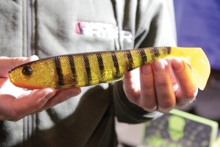 Ďalšia novinka na rok 2020 Gunki Gunzilla je určená hlavne pre lov veľkých šťúk. Vyrába sa vo veľkostiach 19 a 23 cm. Na obrázku v novej farbe Ghost Stripe Perch.