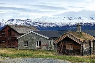 Vo fjordoch môžete vidieť aj veľa starých usadlostí.
