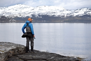 Pohoria pozdĺž fjordov v severnom Nórsku sú až do letných mesiacov pokryté snehom.