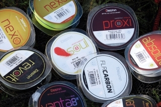 Vlasce, šnúry 
a fluorocarbon.