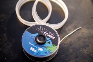 Na upevňovanie nástrah na Ronnie rig 
som používal nový Bait Floss 
od firmy Giants Fishing.
