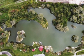 Vtáčí pohľad na súkromný rybník „Explózia“ pod správou n.o. RYBON Martin – Sever, ktorý sa nachádza v priemyselnej zóne Sučany.