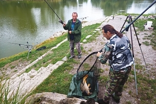 Takto nám šli príkladom správcovia rybníka, M. Králik a M. Marko 
z RYBON tímu pri výlove a zaobchádzaní s rybou.