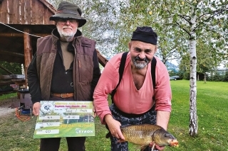 Naši „najmladší“ páni súťažiaci, zľava gróf Peter Gróf, jeden z posledných žijúcich ľudí
na Slovensku, čo majú titul gróf a vpravo Ing. Jozef Huňa z Huňa Tímu.