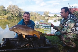 Peter Calík, náš víťaz, ktorý ako jediný celé preteky odchytal sám na ostrove 
a podarilo sa mu uloviť veľa krásnych kaprov, vďaka ktorým aj vyhral.