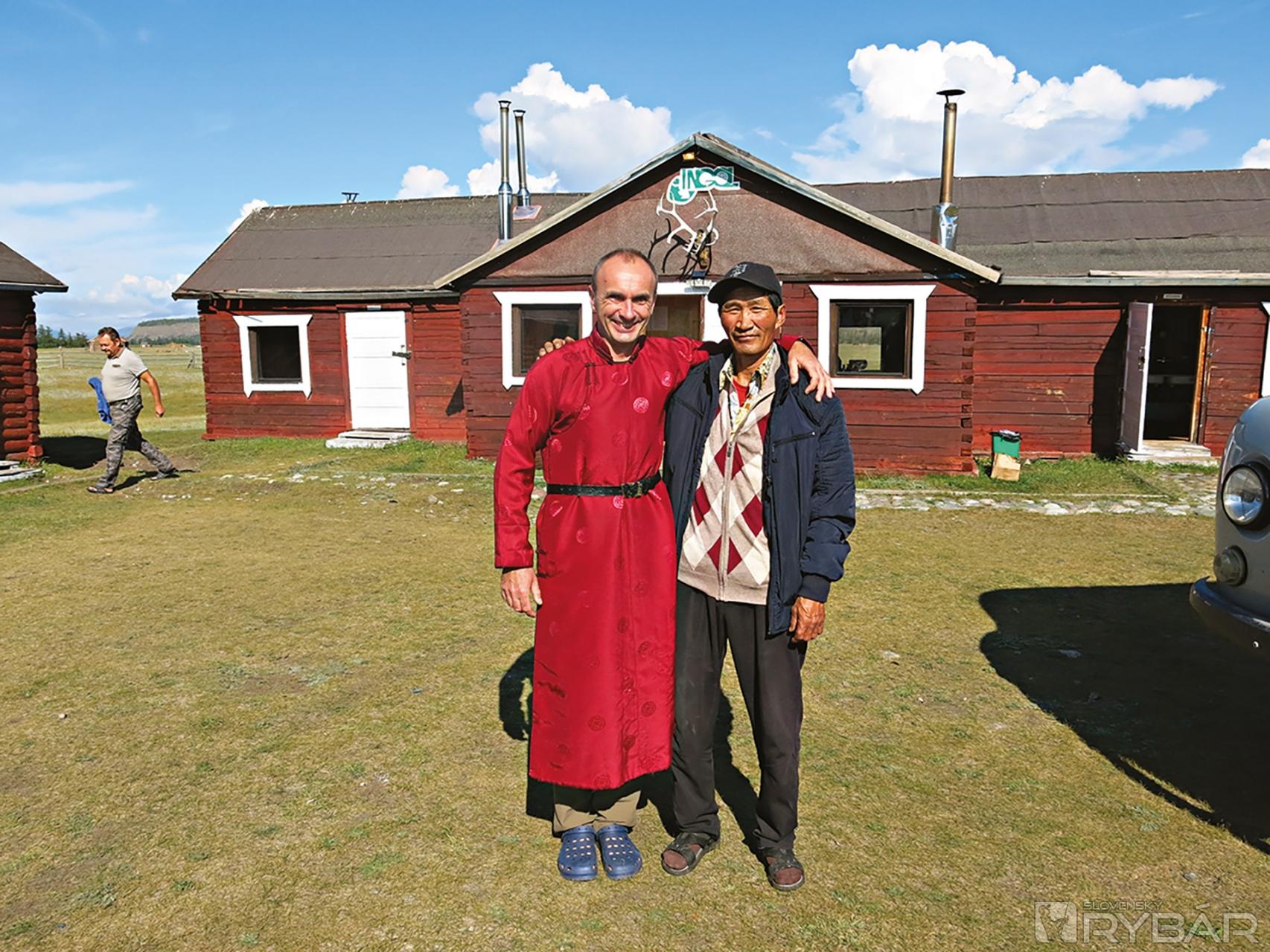 Za tie roky mám v Mongolsku veľa priateľov. Odev, ktorý mám na sebe, je tradičný mongolský plášť – del.