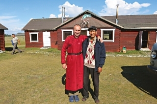 Za tie roky mám v Mongolsku veľa priateľov. Odev, ktorý mám na sebe, je tradičný mongolský plášť – del.