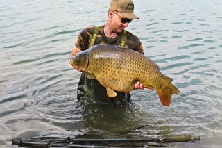 Úlovok hmotnosti 22,5 kg 
z jarnej výpravy na tomto jazere.