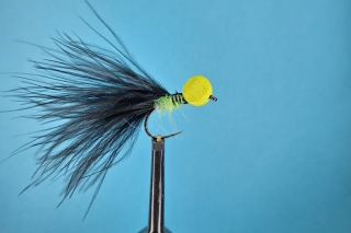 Nadabujeme chartreuse dabing a priviažeme zhora čierne marabu.