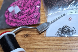Použitý materiál: háčik jig veľkosť 14, svetloružová hlavička 3,5 mm, čierna viazacia nitka, hends spectra dabing 45, mop chenille.