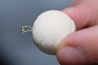 Boilies navlečieme na splietanú šnúrku.