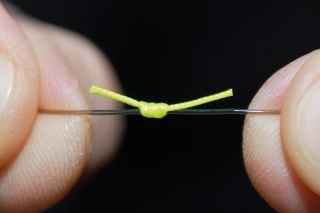 Uzol zatiahneme a konce šnúry za slučkou asi na 1-2 cm zastrihneme.