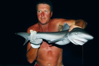 Peter s úlovkom žraloka útesového.