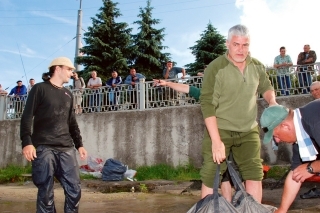 Kapor bol na brehu a z okolia sa prišlo pozrieť veľa divákov.