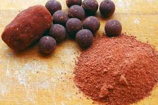 Na výrobu obaľovacej pasty môžete pokojne použiť aj už uvarené boilies. Treba ich len vysušiť a zomlieť na čo najjemnejšie.