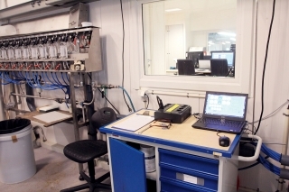 Okrem kŕmenia počítač riadi a kontroluje aj chemizmus vody v odchovných bazénoch.
