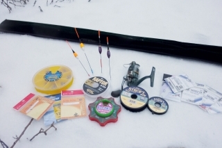 Všetko čo používam: prút („matchový“ s dĺžkou 4,20 m  alebo bolonézový 5– 7 m), menší navijak (na ňom hlavný vlasec 0,12 mm), plavák v gramáži 1,5 g – 3 g, na dovažovanie olovené torpilky a broky, mikroobratlíky, nadväzcový materiál a háčik (veľ. 12-16) z tenkého drôtu (napr.0,37 mm).