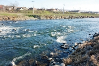 Typické miesta výskytu jalca hlavatého (červený symbol) a pstruha dúhového (oranžový symbol)  na konkrétnom úseky rieky Hornád.