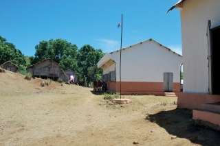Murovaná škola v horách.