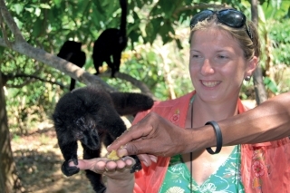 Kŕmenie lemura.