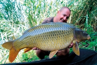 Vytrápený 16 kg vážiaci starý šupináč, ktorý neodolal malej 14 mm Pop-Up Extasy preliatej esenciálnym olejom Black Peper.