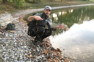 Dobrý sused alebo aj okoloidúci turista vie byť nápomocný, napr. aj pri zdokumentovaní úlovku.