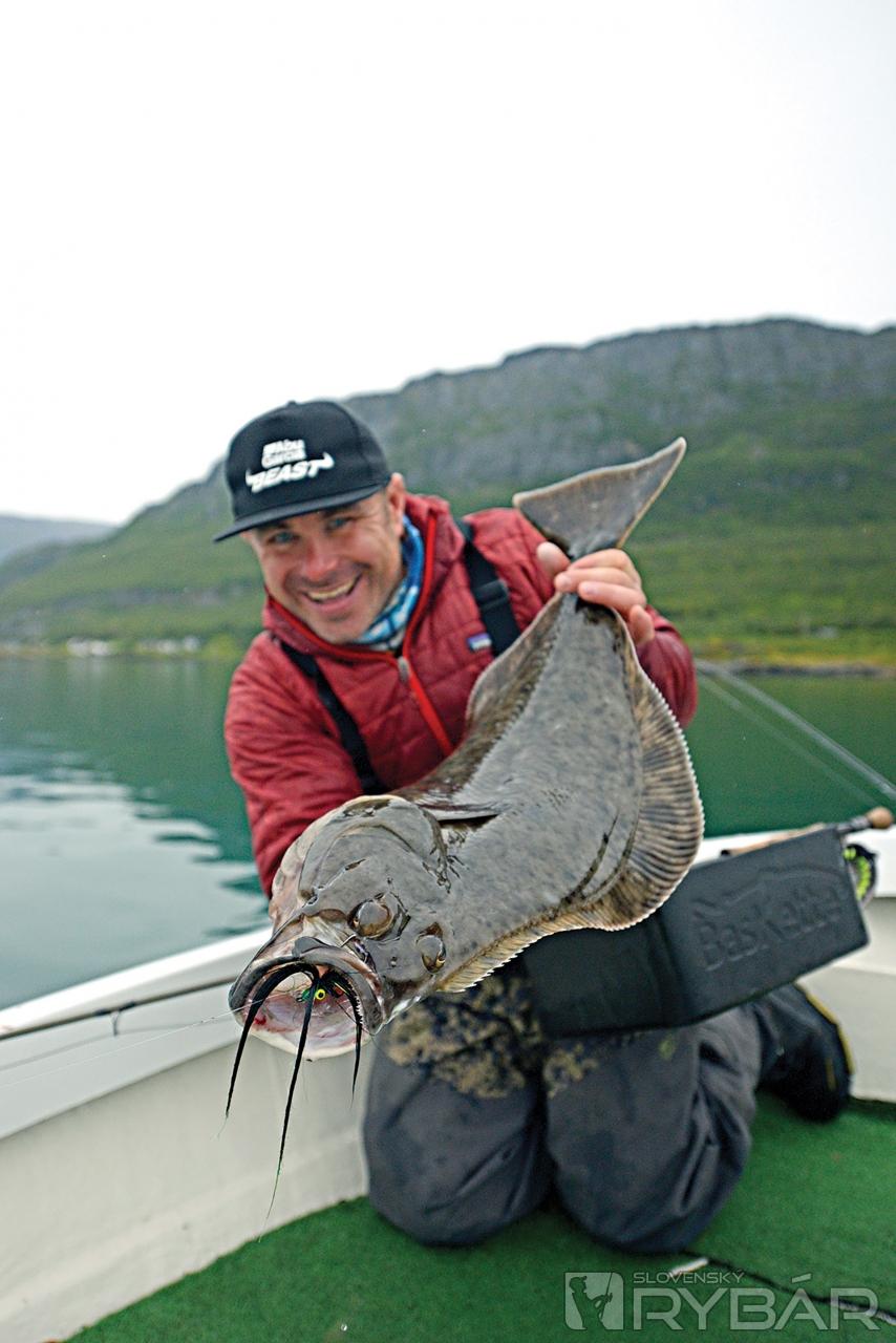 Sprievodca Jonny Stephenson zdokonalil techniku lovu halibutov v plytkej vode s muškárkou.