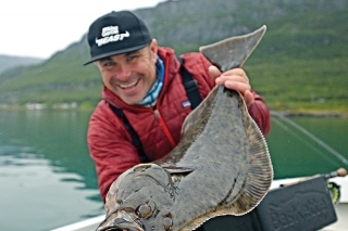 Sprievodca Jonny Stephenson zdokonalil techniku lovu halibutov v plytkej vode s muškárkou.