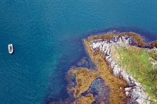Takéto skalnaté výbežky do mora sú ideálnym loviskom pre halibuty.